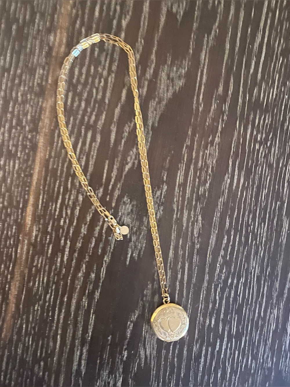 🔥GOLDTONE LOCKET ON CHAIN🔥